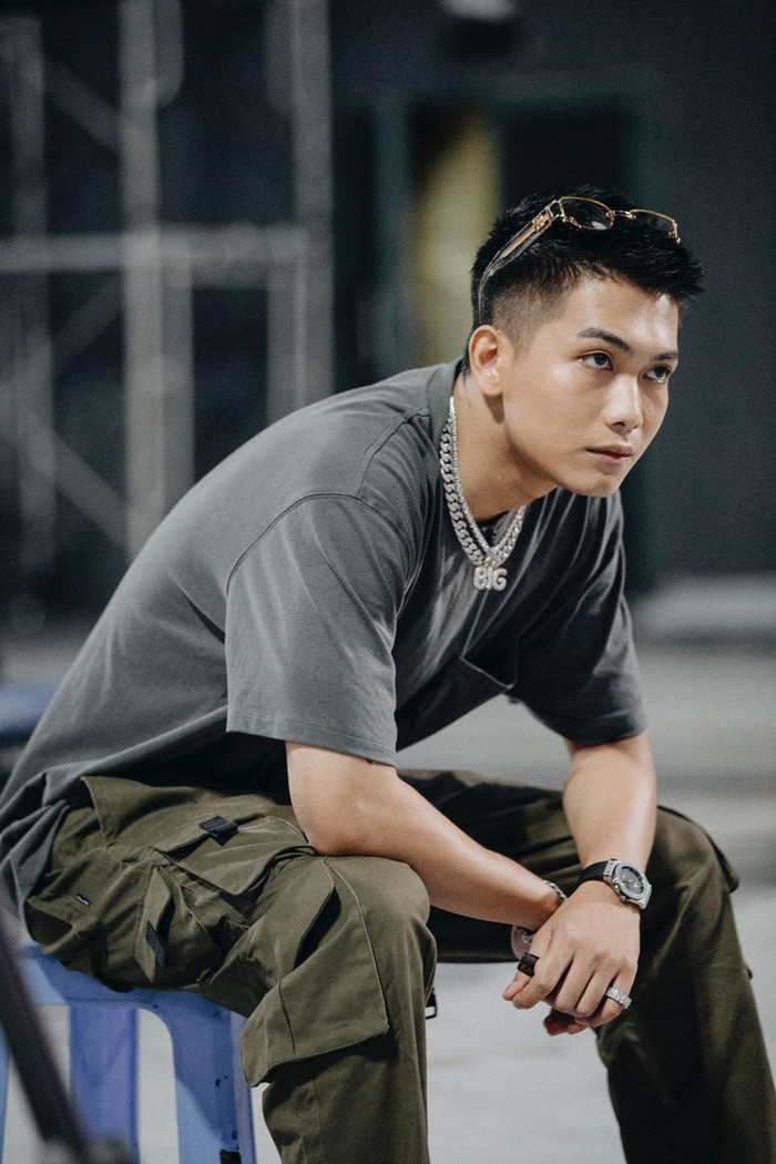 Trong cây đồ casual với áo thun cùng kiểu quần thụng army, ông bố hai con khiến các tín đồ nhanh chóng chú ý đến phụ kiện kính mát hàng limited đến từ Gentle Monster 