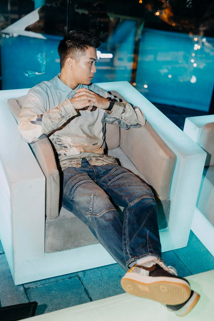 Các fans đắm say trước hình ảnh style bụi bặm pha trộn tí phong cách 'phi giới tính' khi BigDaddy diện kiểu áo sơ mi retro oversized màu xanh biển loang lổ 