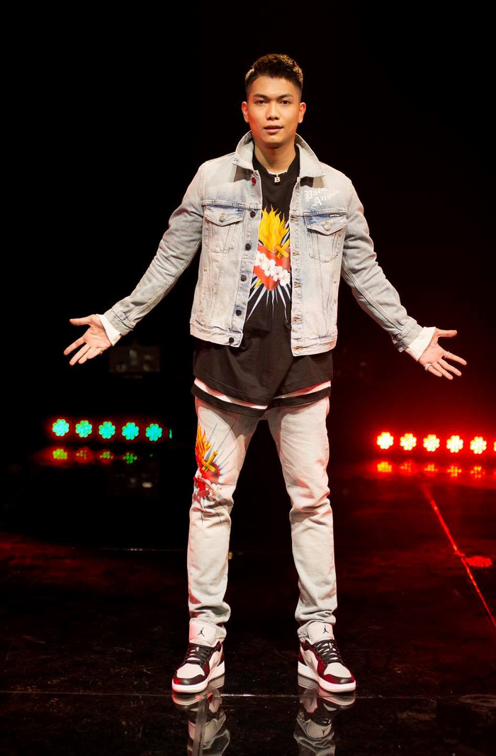 Style denim on denim không bao giờ lỗi mốt được vị HLV King of Rap mix & match đầy sành điệu 