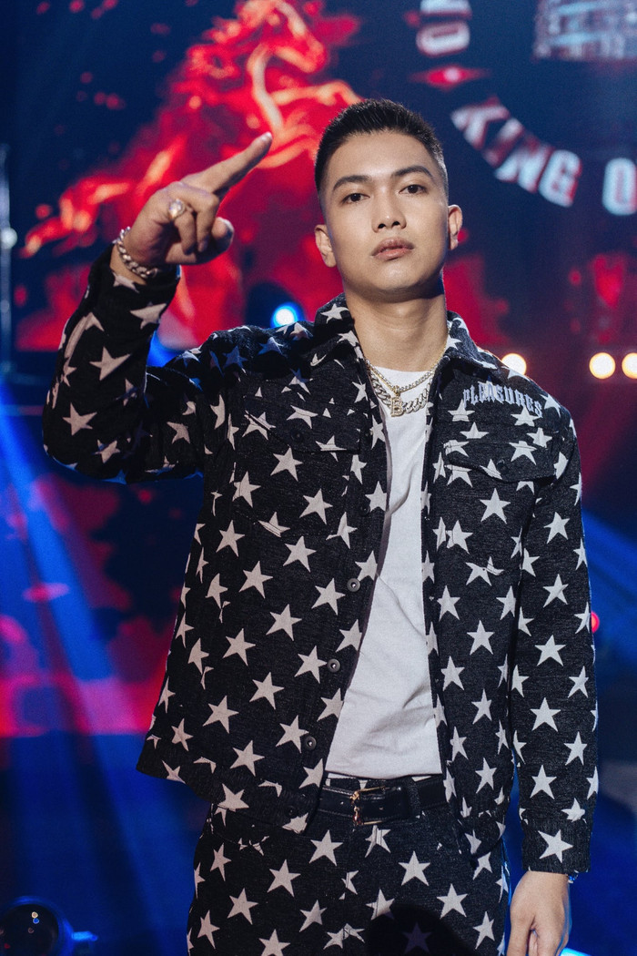 Trong tập mở đầu KOR, trang phục xuyệt tông 'đầy sao' từ jacket & quần jeans đến từ Pleasures Guilty Trucker có giá gần 7 triệu đồng nhấn nhá belt Alexander McQueen trị giá 12 triệu đồng 