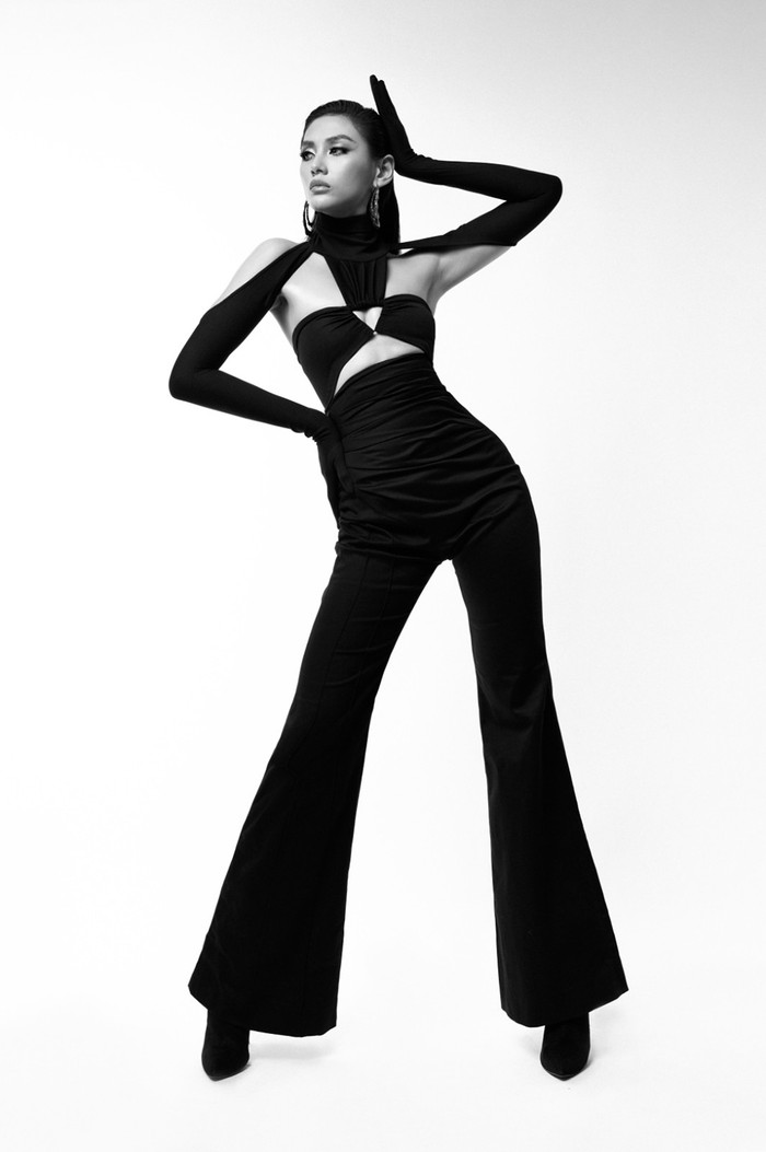 Đôi chân dài miên man cũng được tôn lên.