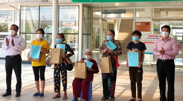 Cụ bà 100 tuổi nhiễm COVID-19 xuất viện cùng 4 bệnh nhân khác. Ảnh Dân Trí