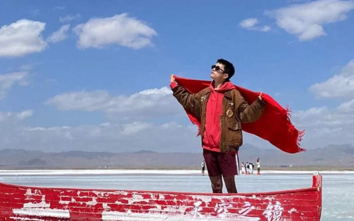 Dich Dương Thiên Tỉ chứng tỏ độ nổi tiếng khi chỉ tạo dáng như bà thím cũng lên top tìm kiếm Ảnh 2