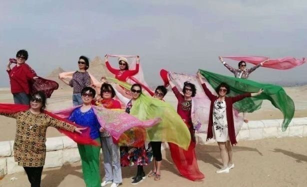 Dich Dương Thiên Tỉ chứng tỏ độ nổi tiếng khi chỉ tạo dáng như bà thím cũng lên top tìm kiếm Ảnh 7