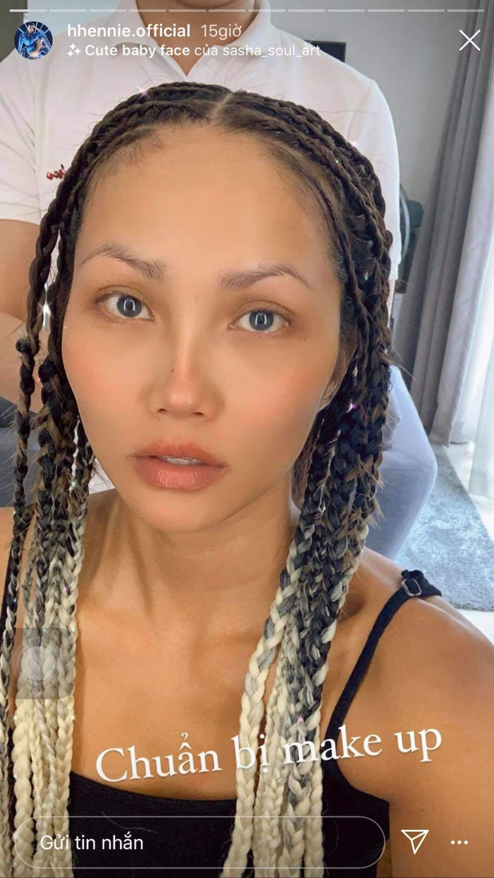 Được biết H'Hen Niê phải dậy làm tóc từ 7h sáng để kịp giờ ghi hình. Cô thắt tóc sau đó sử dụng thêm tóc giả để đủ độ dài cần thiết, tăng vẻ ấn tượng cho ngoại hình