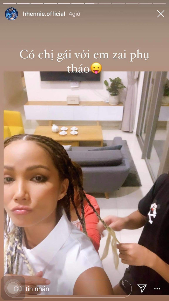 Sau khi xong việc, về nhà, cô phải nhờ tới sự viện trợ của chị gái và em trai mới có thể tháo được mớ tóc tết kì công của mình