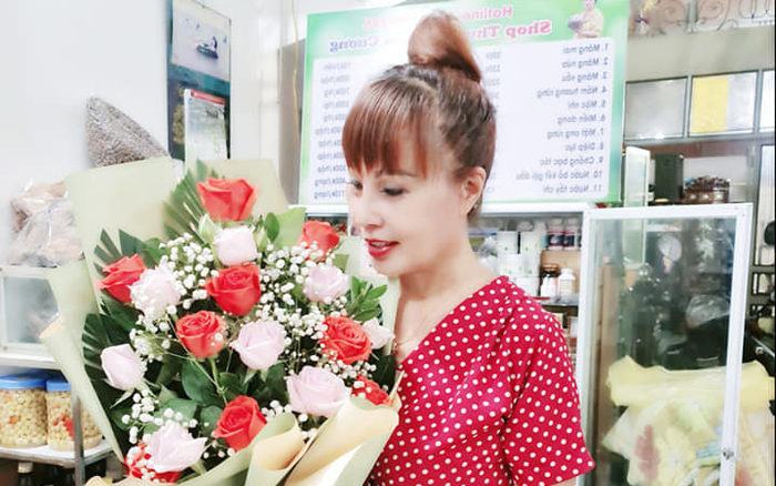 'Cô dâu' Thu Sao mừng tuổi 64 bên chồng trẻ, khoe hoa quà đầy ắp Ảnh 2