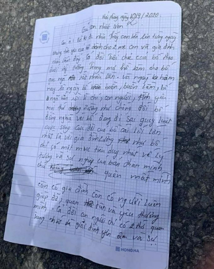 Lá thư mà người đàn ông để lại trên cầu. 