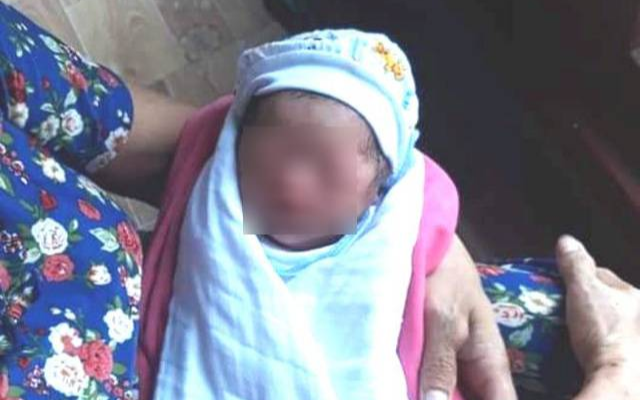 Bé gái sơ sinh bị bỏ rơi trước cổng đền cùng lá thư: 'Con trót dại đẻ cháu khi còn đang học, con không thể nuôi được' Ảnh 2