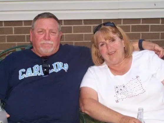 Johnny Lee Peoples (67 tuổi) và Cathy Darlene (65 tuổi).