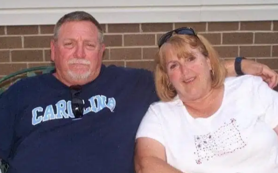 Cặp đôi kết hôn 48 năm nắm chặt tay nhau, cùng qua đời vì COVID-19 Ảnh 2