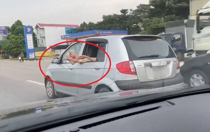 Clip: Người đàn ông thản nhiên hạ kính ô tô, thò chân ra ngoài khi xe đang lưu thông gây bức xúc Ảnh 2