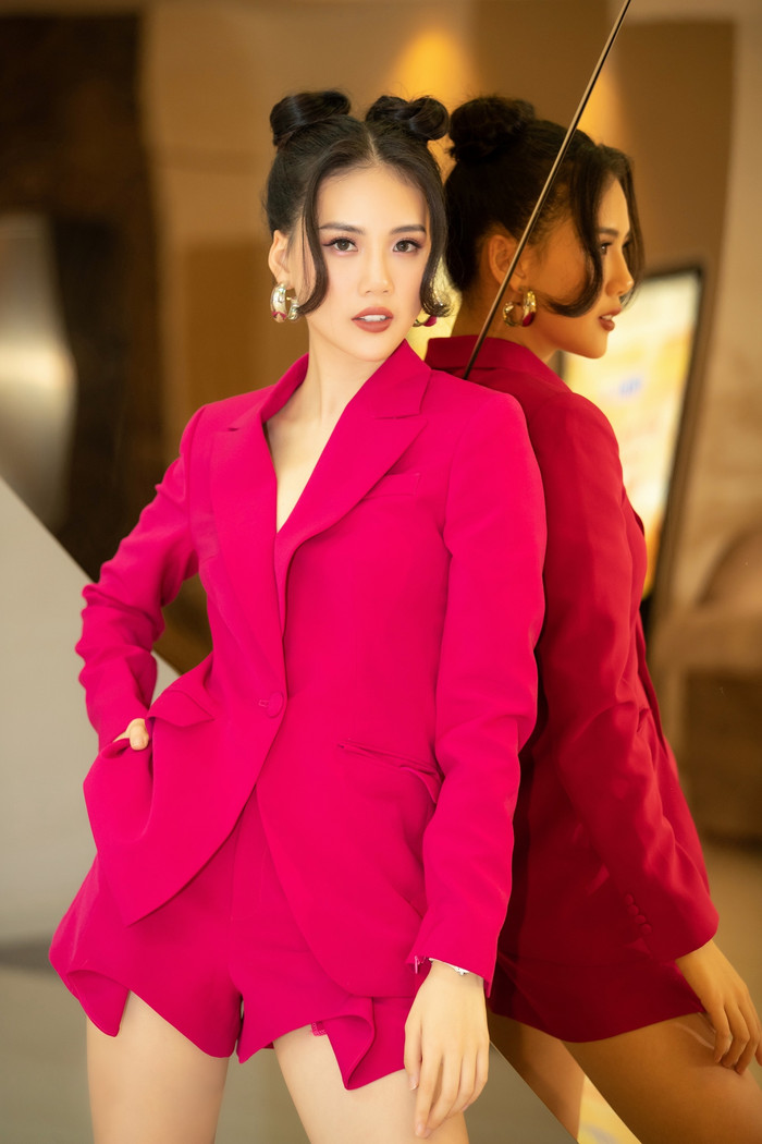 Cô chọn lối trang điểm đậm, nhấn sâu vào đôi mắt và búi tóc natra cá tính nhấn nhá đôi bông tai khuyên to