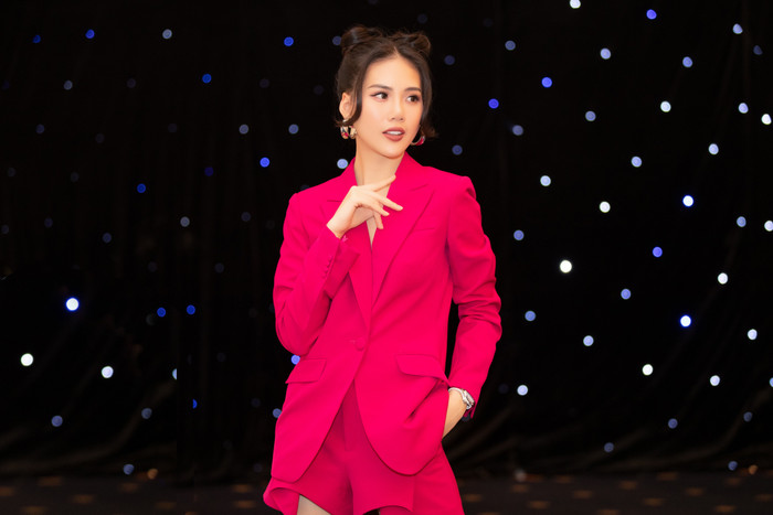 Siêu mẫu Quỳnh Hoa nổi bât tại sự kiện vừa qua trong bộ vest biến tấu khi phần quần được may ngắn lại