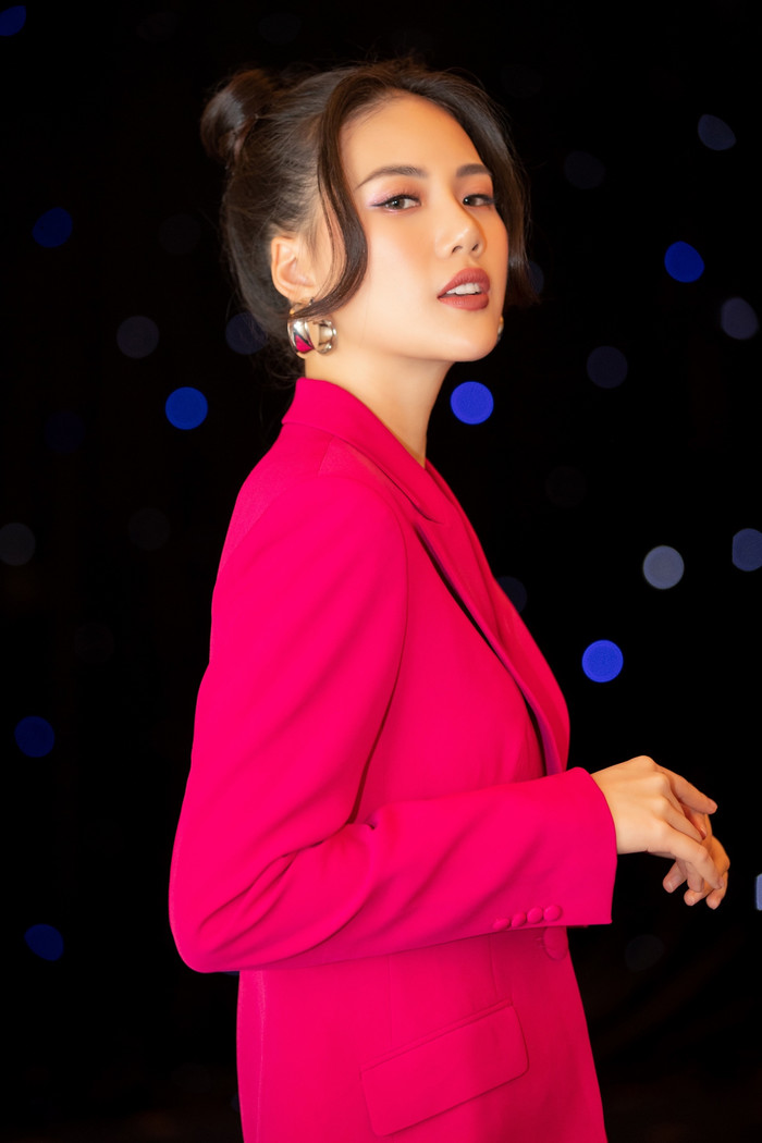 Thay vì xõa tóc như trước lần này người đẹp búi tóc natra mang đến diện mạo mới đến với khán giả