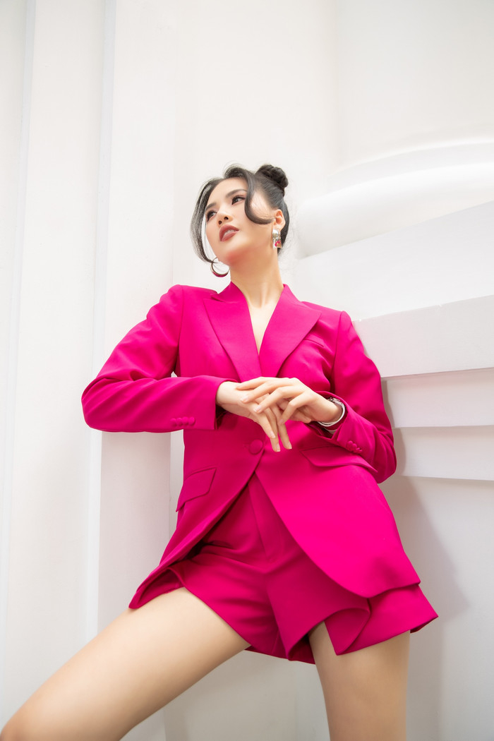 Ngoài ra trong set đồ của cô, nàng siêu mẫu Quỳnh Hoa cũng khoe khéo chiếc đồng hồ đắt tiền xa xỉ tận 300 triệu đồng