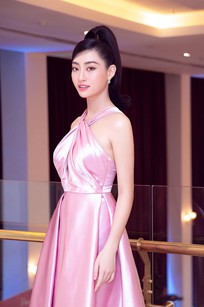 Mái tóc cột cao tôn lên gương mặt trái xoan, cách kết hợp phụ kiện lấp lánh, tinh giản vô cùng hài hoà, tạo thành tổng thể phù hợp. 