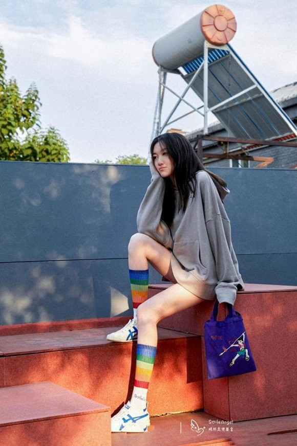 Dù mới 14 tuổi nhưng Lý Yên đã gây ấn tượng với hình ảnh trưởng thành, phổng phao, đặc biệt là chiều cao và đôi chân dài cực kỳ đáng ngưỡng mộ