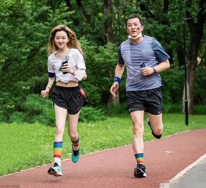 Lý Á Bằng cùng con gái chạy bộ gây quỹ từ thiện cho tổ chức của mình.