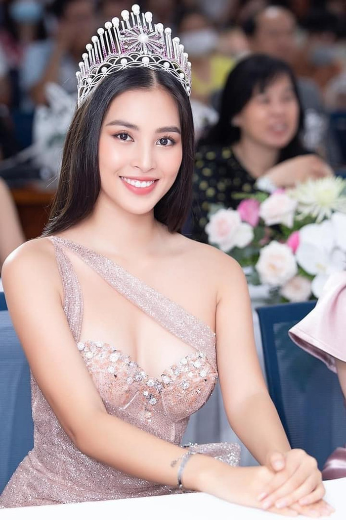 Tiểu Vy rạng rỡ với chiếc váy dạ hội lấp lánh của NTK Nguyễn Minh Tuấn. 