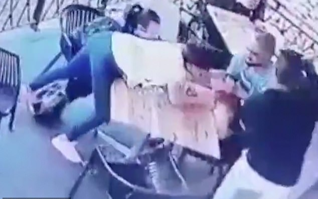 Đang ngồi ăn cùng mẹ trong nhà hàng, bé gái bất ngờ bị người đàn ông lạ lao tới bắt cóc Ảnh 2