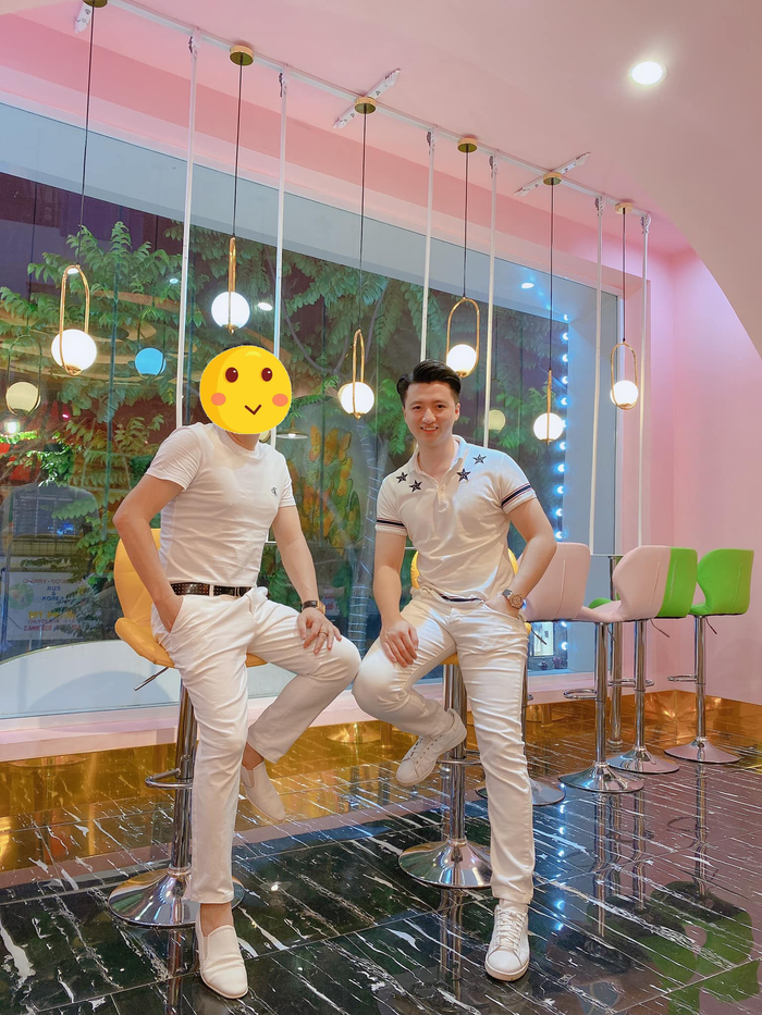 Anh chàng diện full 'cây' trắng, tươi rói bên bạn bè