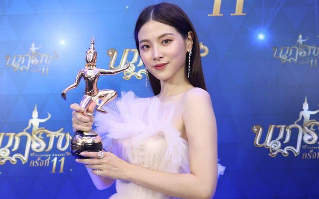 Xuất hiện xinh đẹp tựa nữ thần tại Nataraj Awards, Baifern Pimchanok rinh về giải thưởng 'Nữ chính xuất sắc nhất' qua vai Nira trong phim 'Chiếc lá cuốn bay' Ảnh 2