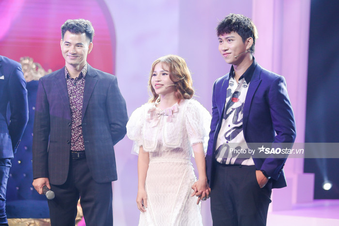 Hoài Giang nắm chặt tay Ngọc Bích không rời