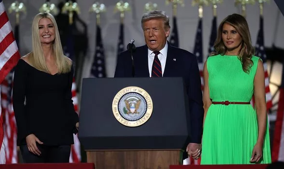 Thái độ mà bà Melania dành cho con gái lớn của chồng càng khiến dư luận thêm chắc chắn về mối quan hệ như nước với lửa của hai người. 