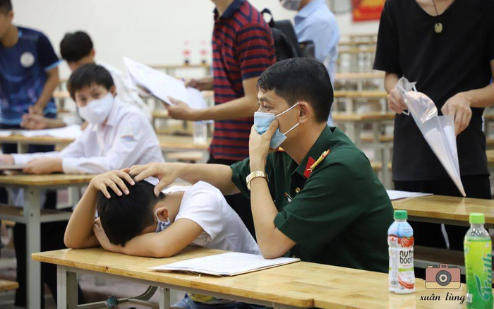 Ấm áp khoảnh khắc bố xoa đầu, nhẹ nhàng động viên cậu con trai đang gục đầu vì mệt nhoài trong ngày làm thủ tục nhập học Ảnh 2