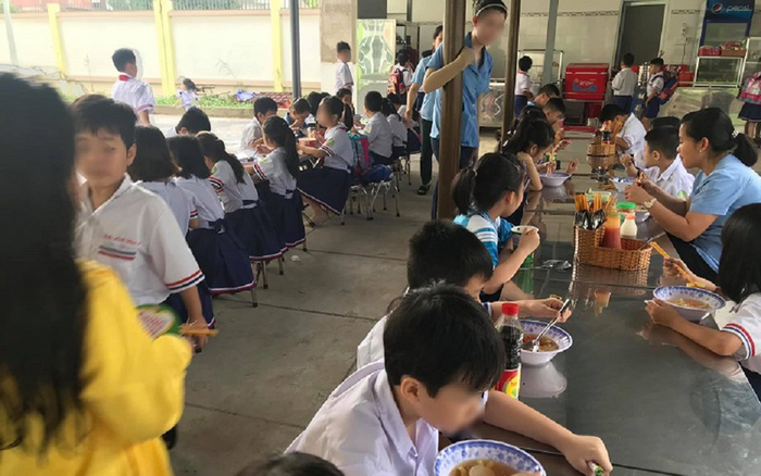 Nhiều học sinh tại TP.HCM nhập viện nghi do ngộ độc thực phẩm Ảnh 2