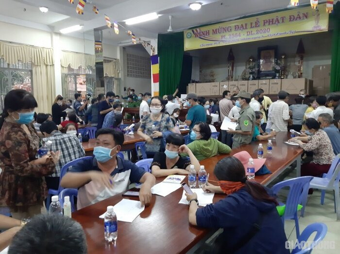 Chùa Kỳ Quang 2 tổ chức đối thoại với người dân để tìm phương án giải quyết cho các hũ tro cốt bị thất lạc thông tin, ảnh. Ảnh: B.T/Báo Giao Thông