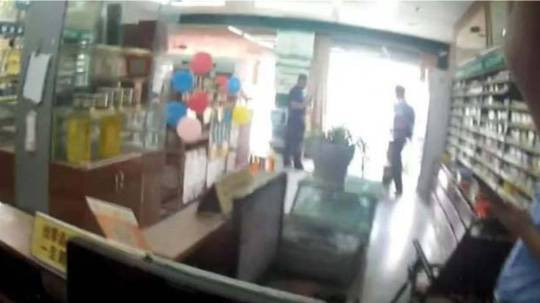 Hiệu thuốc nơi Lương vào mượn nhà vệ sinh để sinh con. 