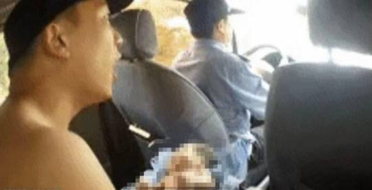 Cảnh sát cởi quân phục để giữ ấm cho đứa bé. 