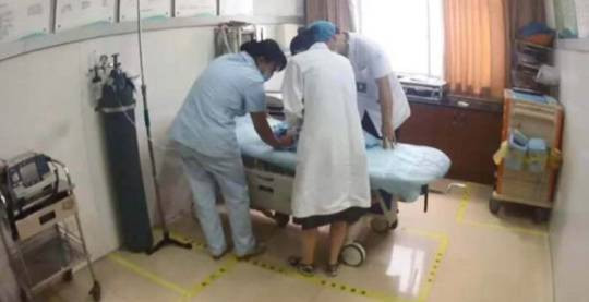 Đứa bé được chăm sóc tại bệnh viện. 