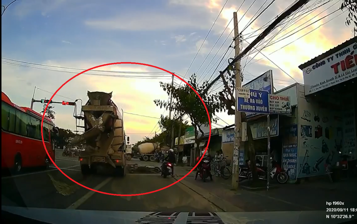 Clip xe bồn mất lái tông thẳng vào người đi xe máy đang dừng chờ đèn đỏ khiến cộng đồng mạng 'toát mồ hôi' Ảnh 2