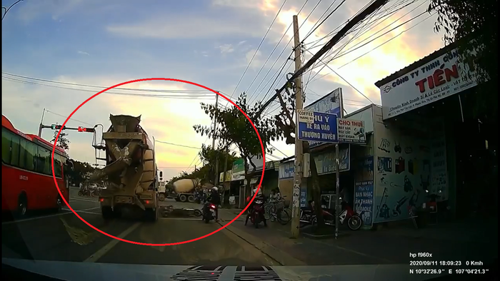 Khoảnh khắc xe bồn tông thẳng vào nhóm người đi xe máy đang dừng chờ đèn đỏ. Ảnh cắt từ clip