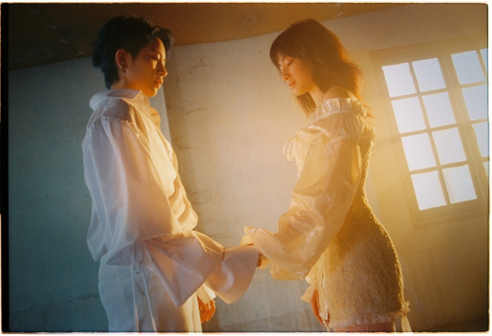 Bên cạnh giai điệu, MV khiến người xem “phát sốt” trước những màn tương tác từ nhẹ nhàng đến tạo cảm giác nóng bỏng của Gil Lê và Dương Minh Ngọc - gương mặt nữ chính được Gil Lê và ê-kíp tin tưởng lựa chọn cho dự án lần này. 