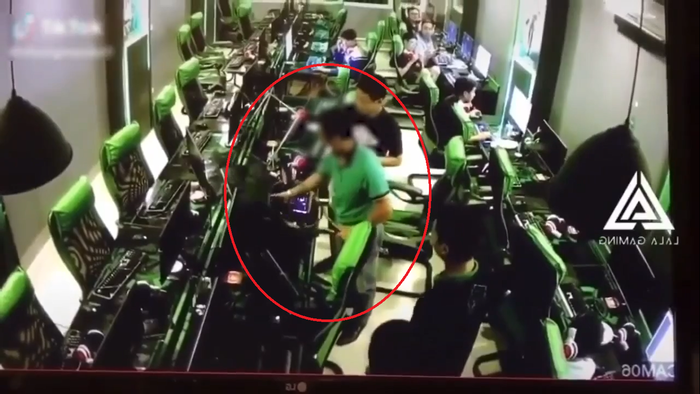 Trong cơn nóng giận, ông bố đã phá hỏng nhiều màn hình máy tính của quán internet. Ảnh cắt từ clip