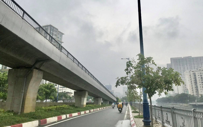 TP.HCM: Thời tiết se lạnh, người dân đi làm đầu tuần trong cơn mưa phùn Ảnh 2