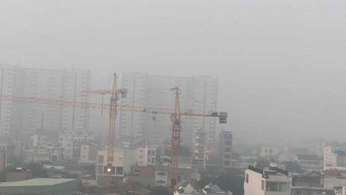 Vì sương mù nên các toà nhà ở phía xa bị che mờ hoàn toàn