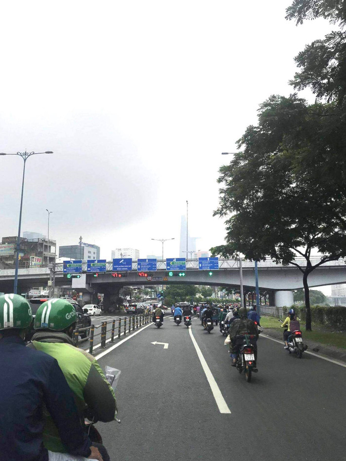 Đầu tuần, người dân thành phố đi làm trong tiết trời se lạnh 