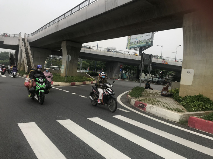 Mưa phùn kéo theo không khí lạnh, nhiều người dân phải mặc áo khoác khi ra ngoài