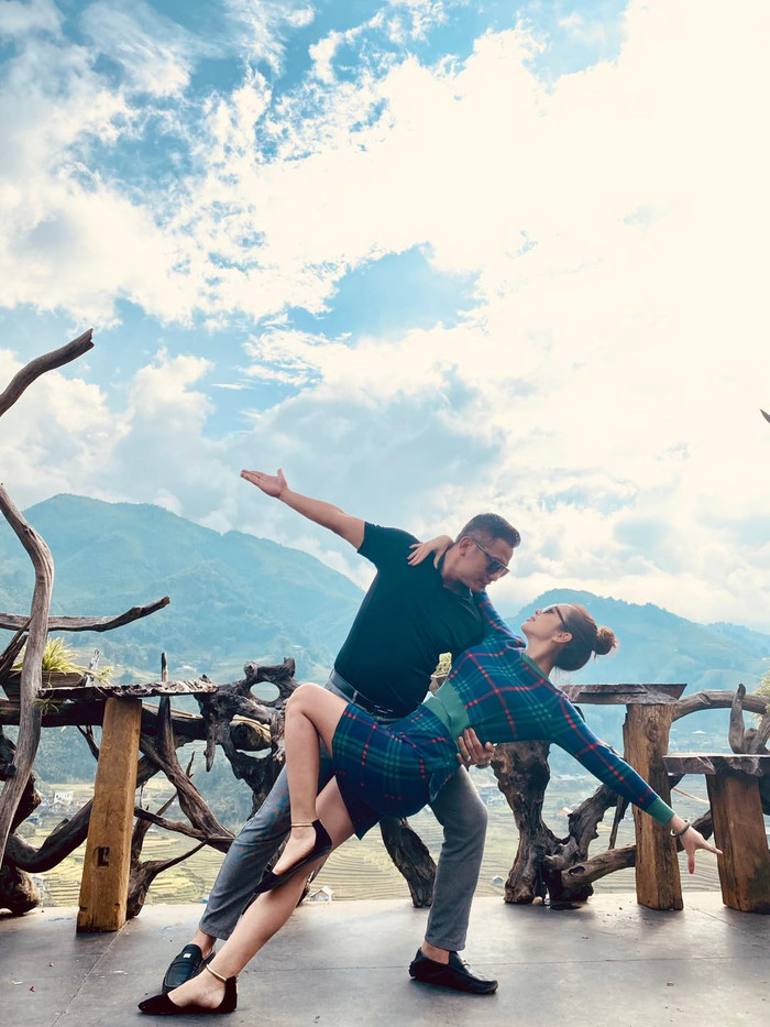 Vợ chồng hoa hậu Jennifer Phạm say đắm 'khiêu vũ' giữa đất trời Sapa