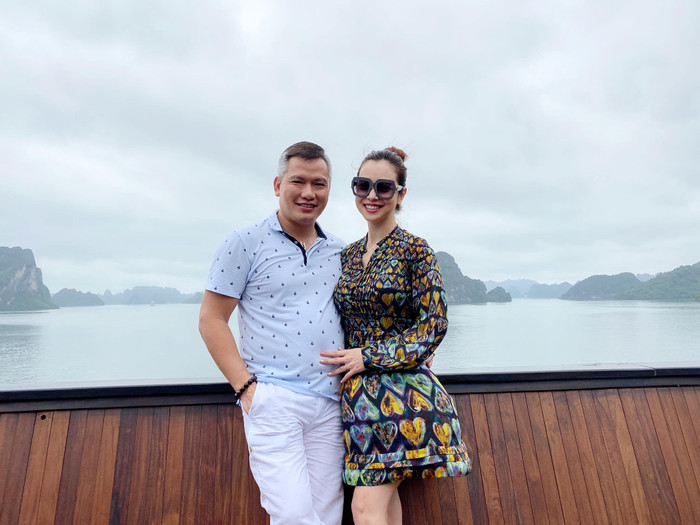 Sau khi kết thúc cuộc hôn nhân với ca sĩ Quang Dũng, Jennifer Phạm kết hôn với doanh nhân Đức Hải vào năm 2012 