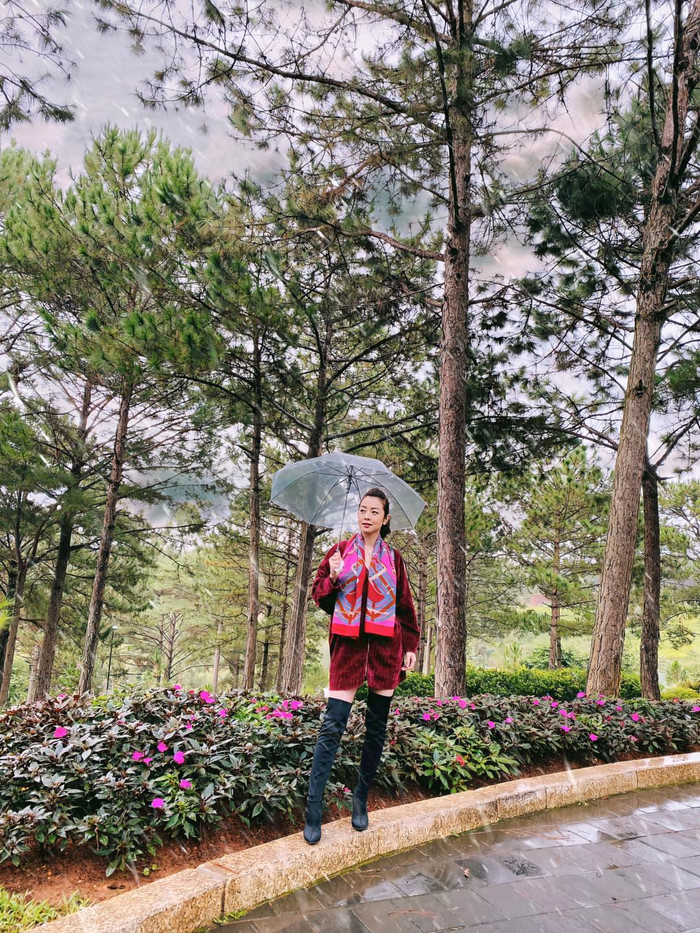 Dẫu trải qua nhiều lần sinh nở thế nhưng người đẹp không hề xuống sắc mà ngược lại sắc vóc của cô ngày càng xinh đẹp nuột nà khiến ai nhìn cũng xuýt xoa ngưỡng mộ. 