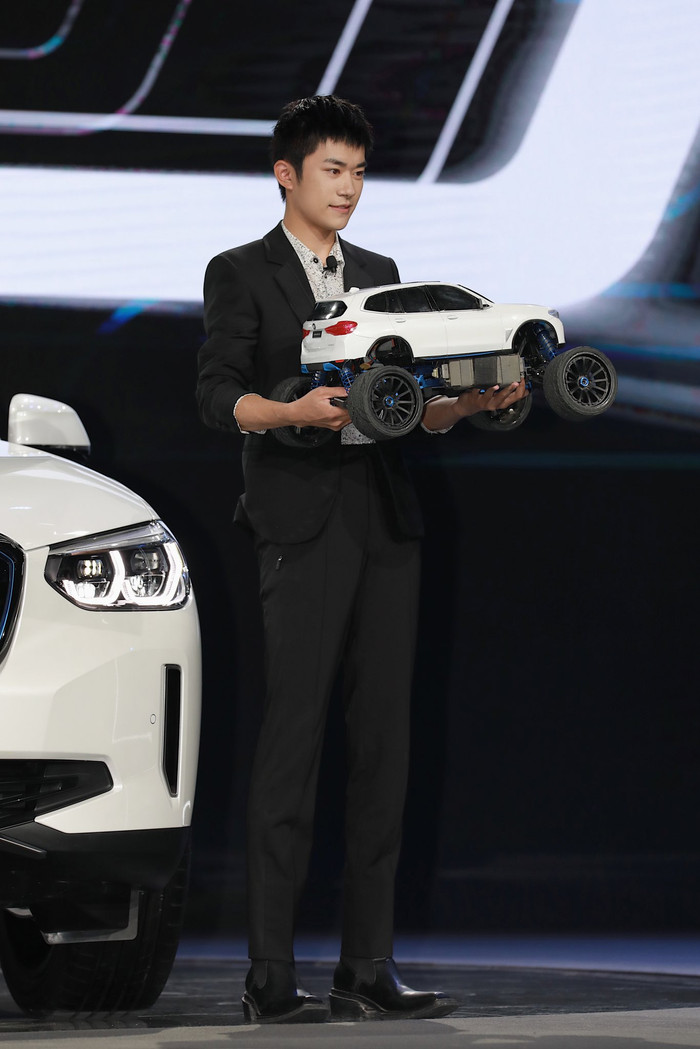 Dịch Dương Thiên Tỉ tiếp tục xuất hiện với kiểu tóc 'cún táp', đẹp trai đến mức người xem không thể rời mắt Ảnh 5