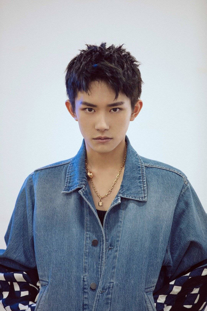 Dịch Dương Thiên Tỉ tiếp tục xuất hiện với kiểu tóc 'cún táp', đẹp trai đến mức người xem không thể rời mắt Ảnh 11