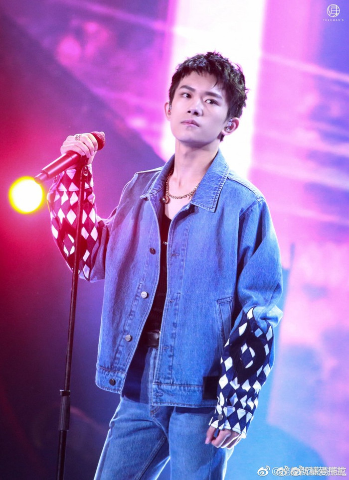 Dịch Dương Thiên Tỉ tiếp tục xuất hiện với kiểu tóc 'cún táp', đẹp trai đến mức người xem không thể rời mắt Ảnh 12