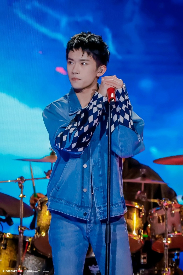 Dịch Dương Thiên Tỉ tiếp tục xuất hiện với kiểu tóc 'cún táp', đẹp trai đến mức người xem không thể rời mắt Ảnh 13